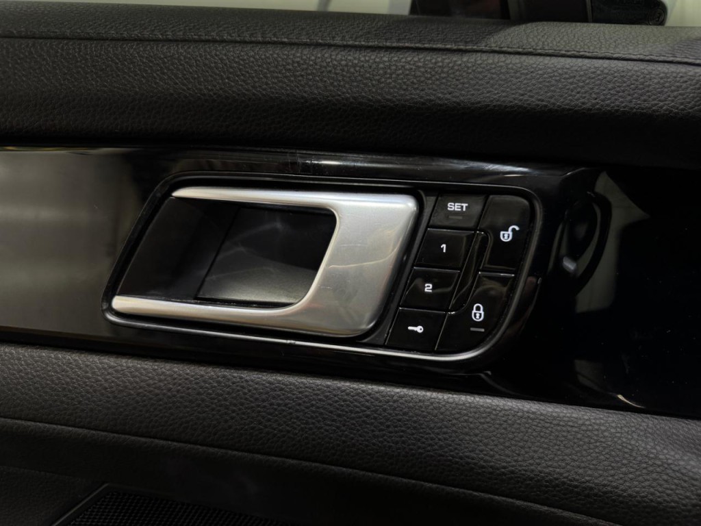 2017 Porsche Panamera Image 23