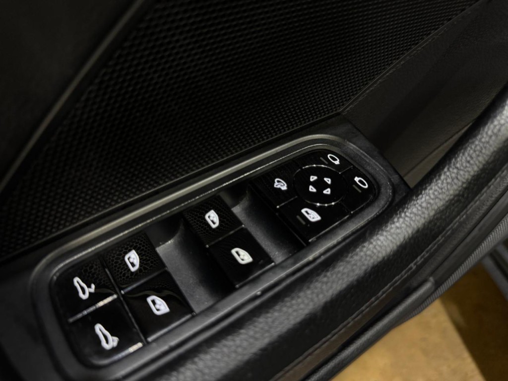 2017 Porsche Panamera Image 24