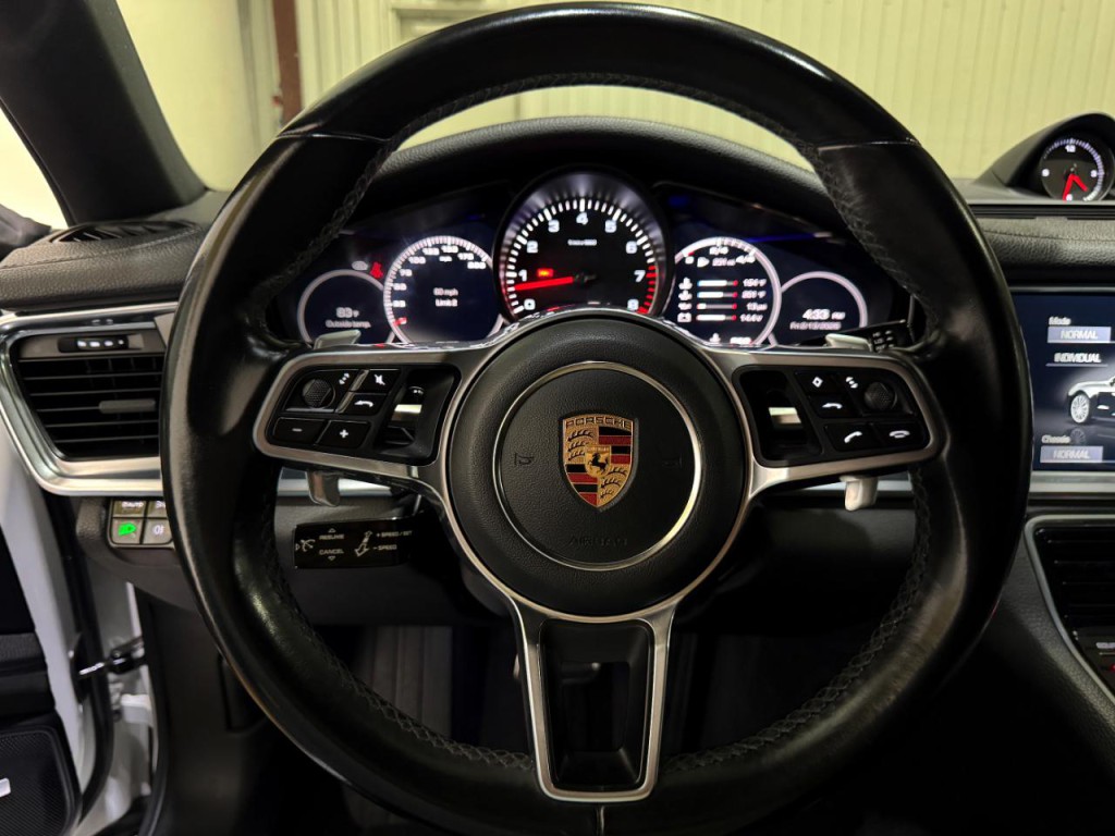 2017 Porsche Panamera Image 25