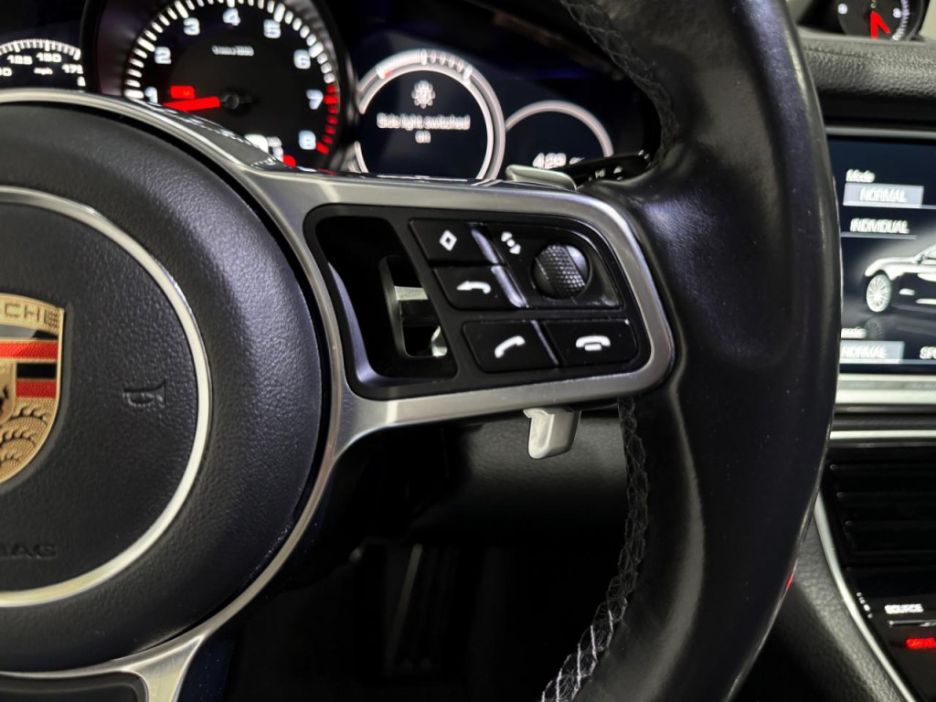 2017 Porsche Panamera Image 26