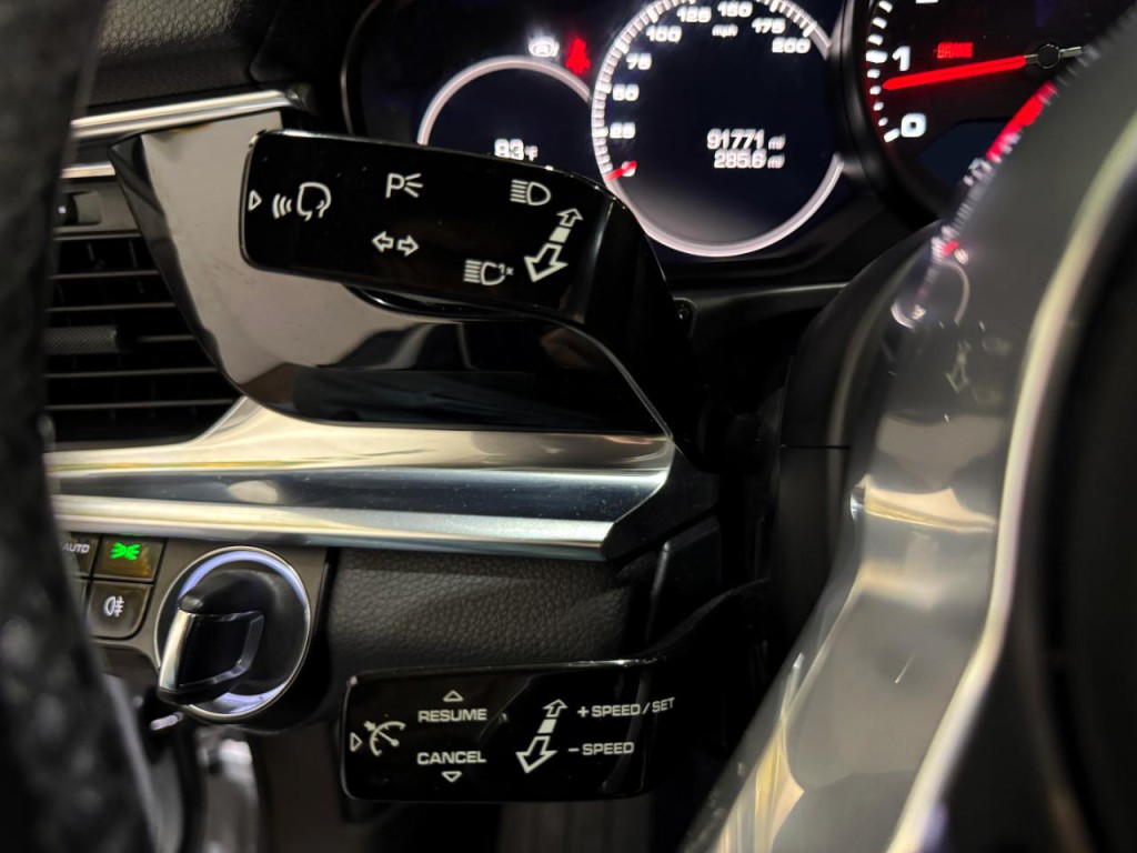 2017 Porsche Panamera Image 27