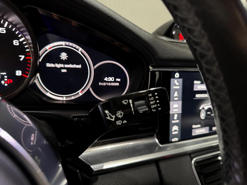 2017 Porsche Panamera Image 28