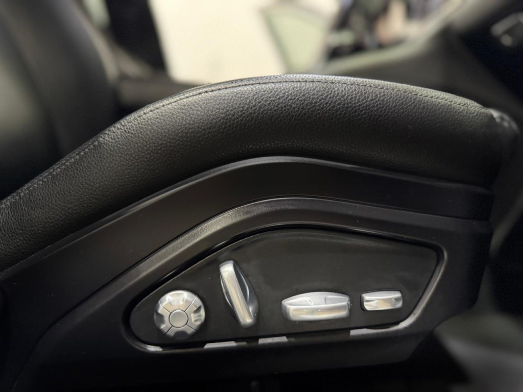 2017 Porsche Panamera Image 29