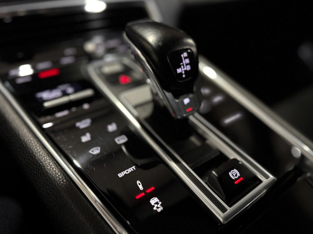 2017 Porsche Panamera Image 31