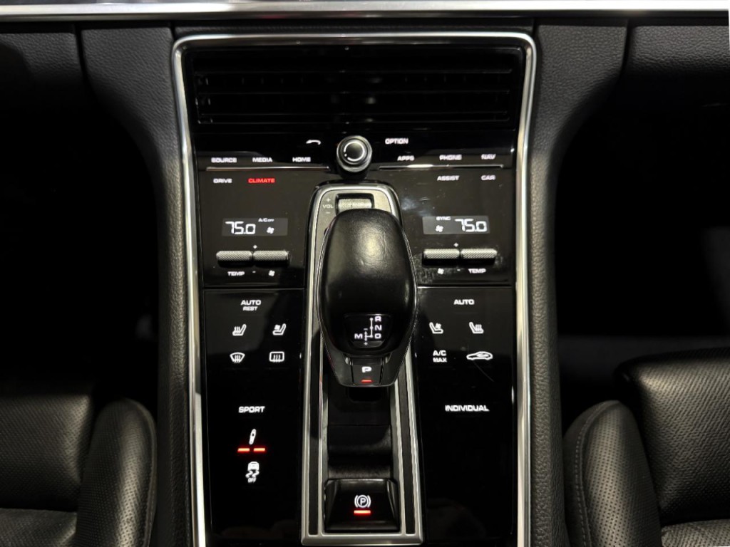 2017 Porsche Panamera Image 32
