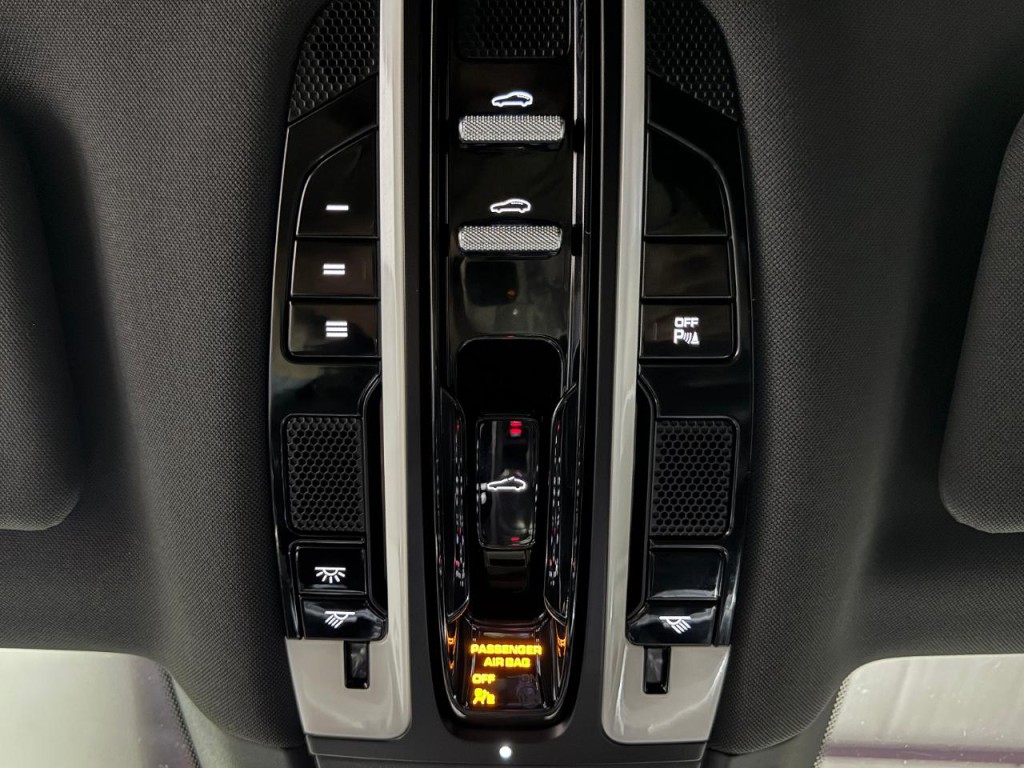 2017 Porsche Panamera Image 33