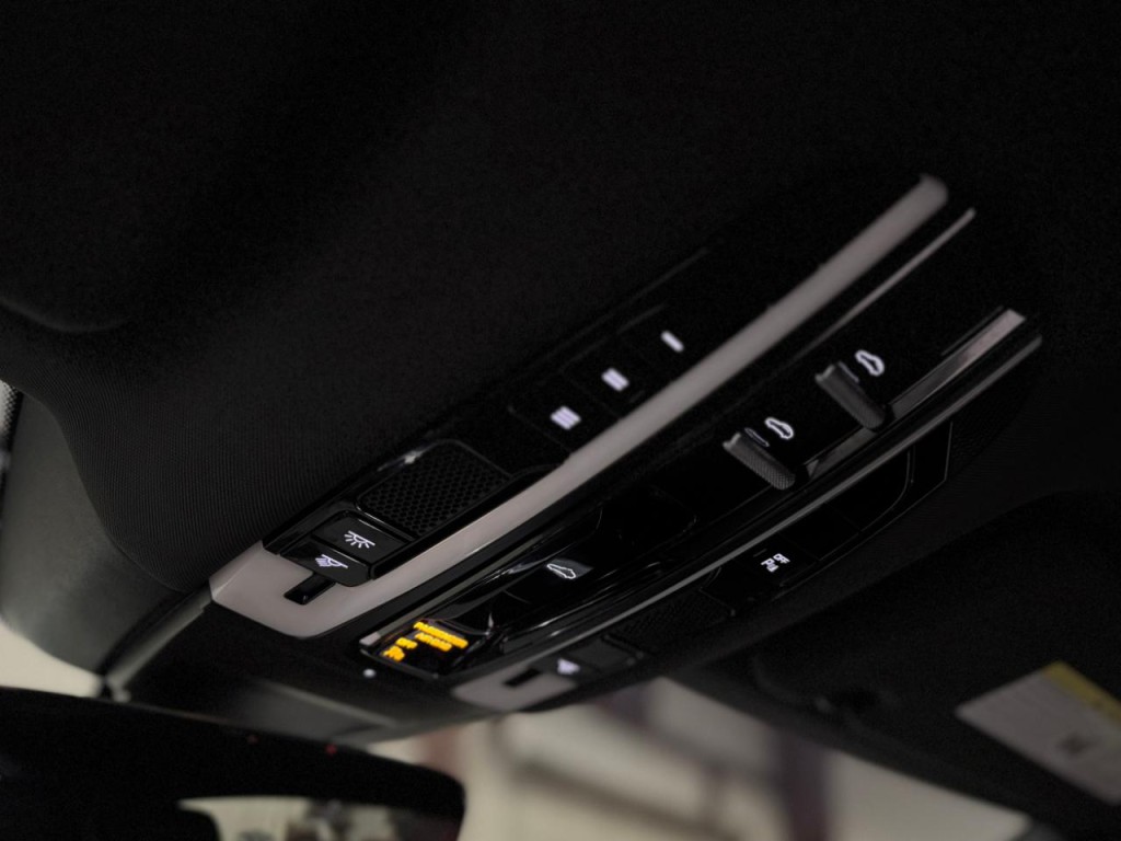 2017 Porsche Panamera Image 34