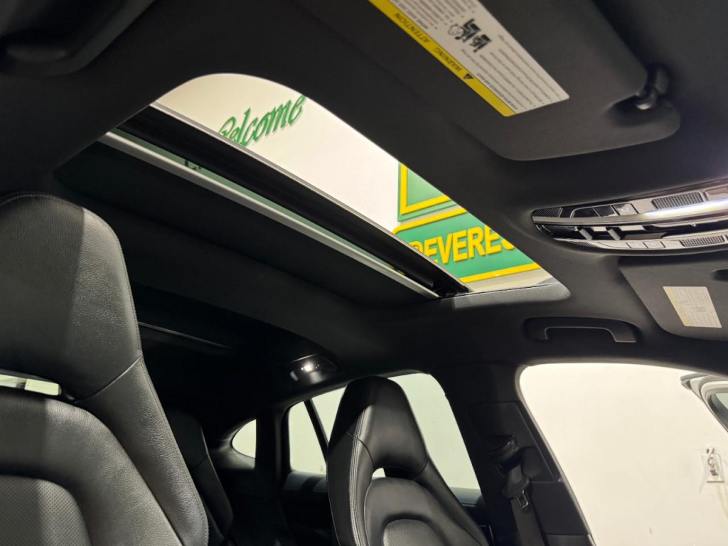 2017 Porsche Panamera Image 37