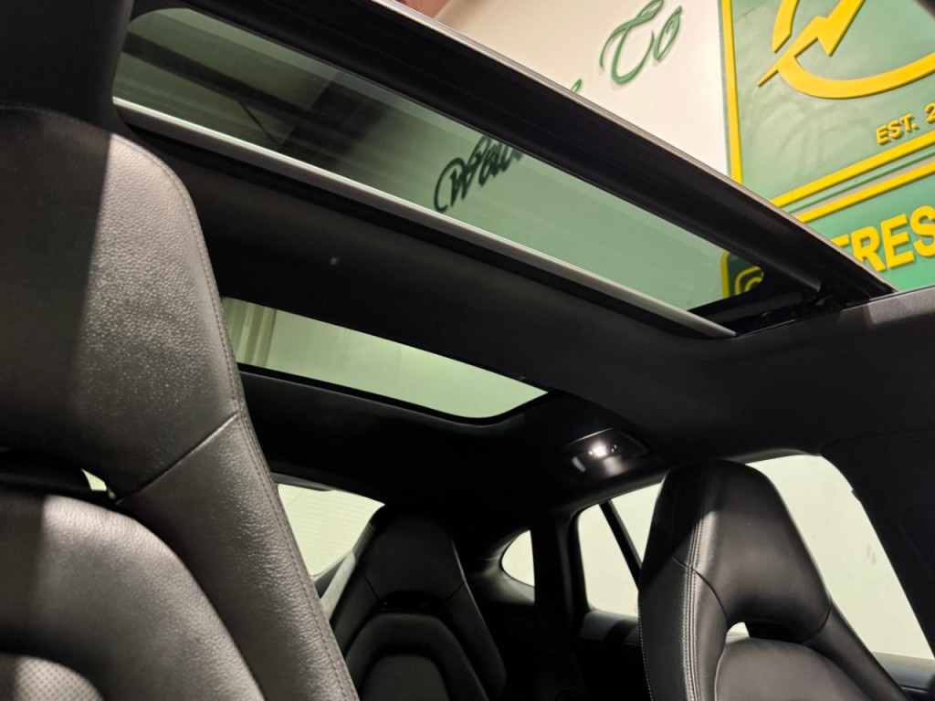 2017 Porsche Panamera Image 38