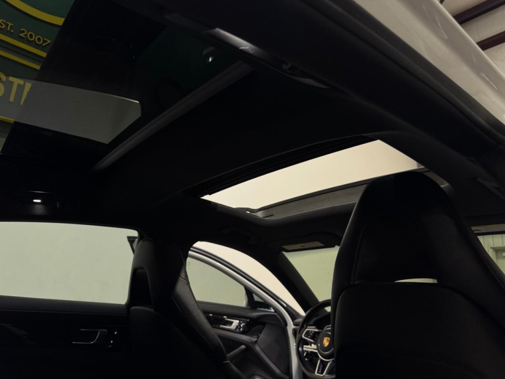 2017 Porsche Panamera Image 39