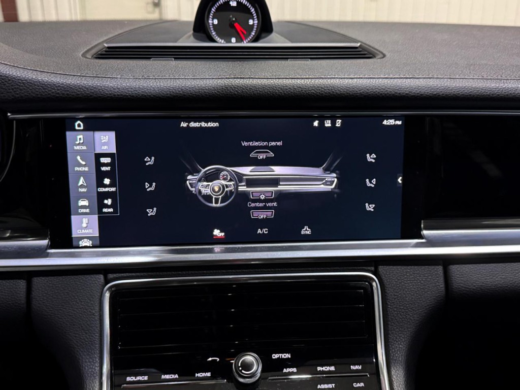 2017 Porsche Panamera Image 40