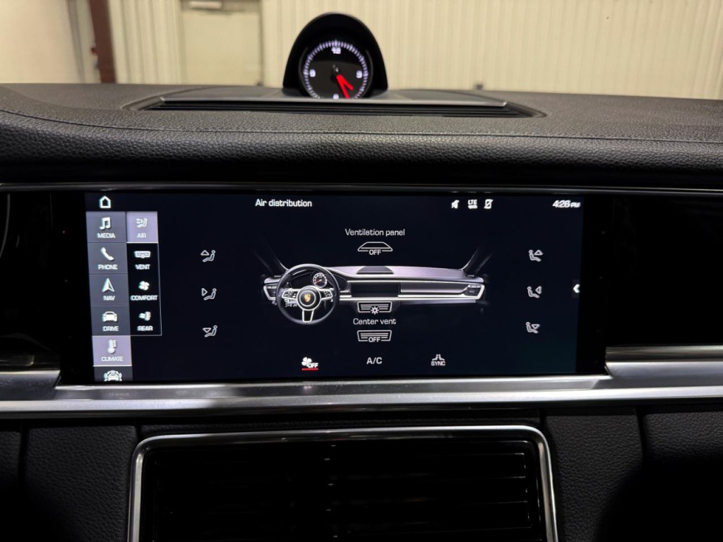 2017 Porsche Panamera Image 41