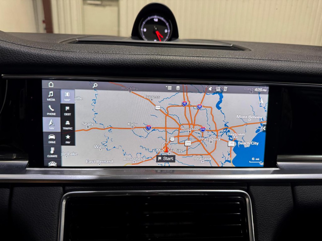 2017 Porsche Panamera Image 42