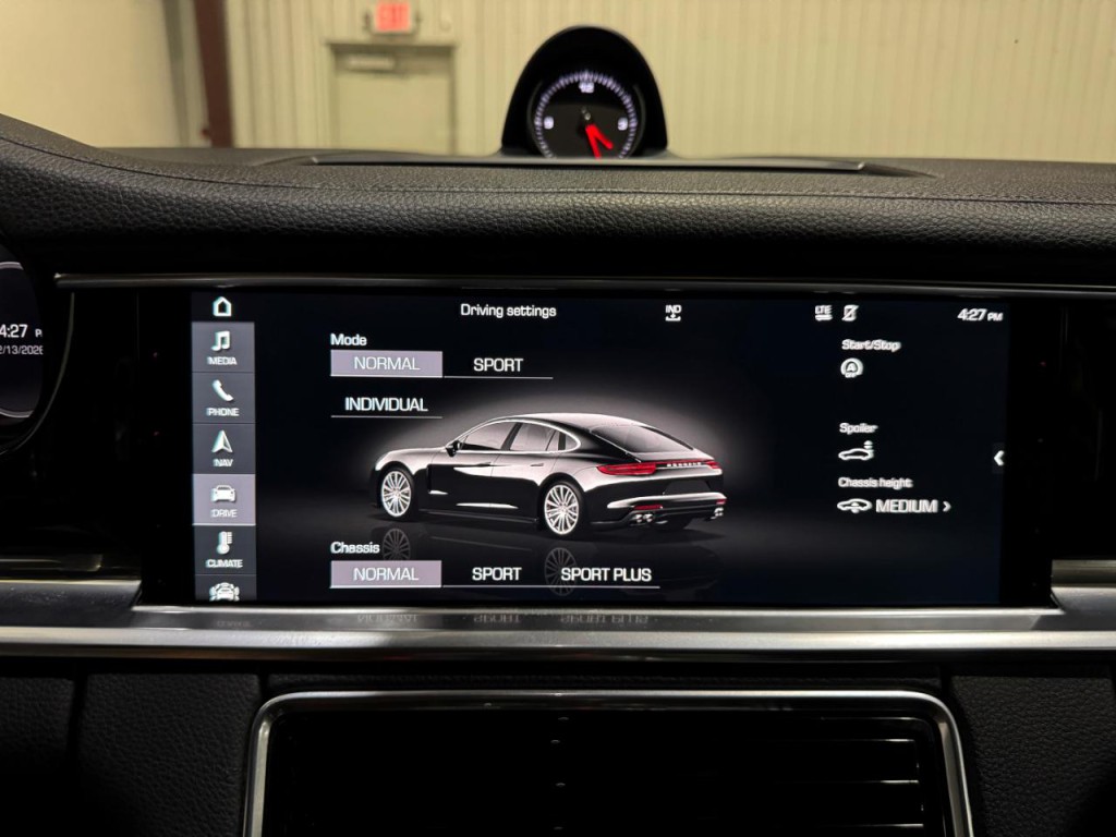 2017 Porsche Panamera Image 44