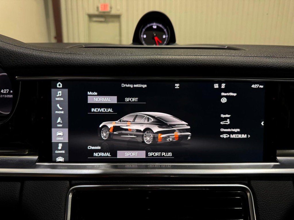 2017 Porsche Panamera Image 45