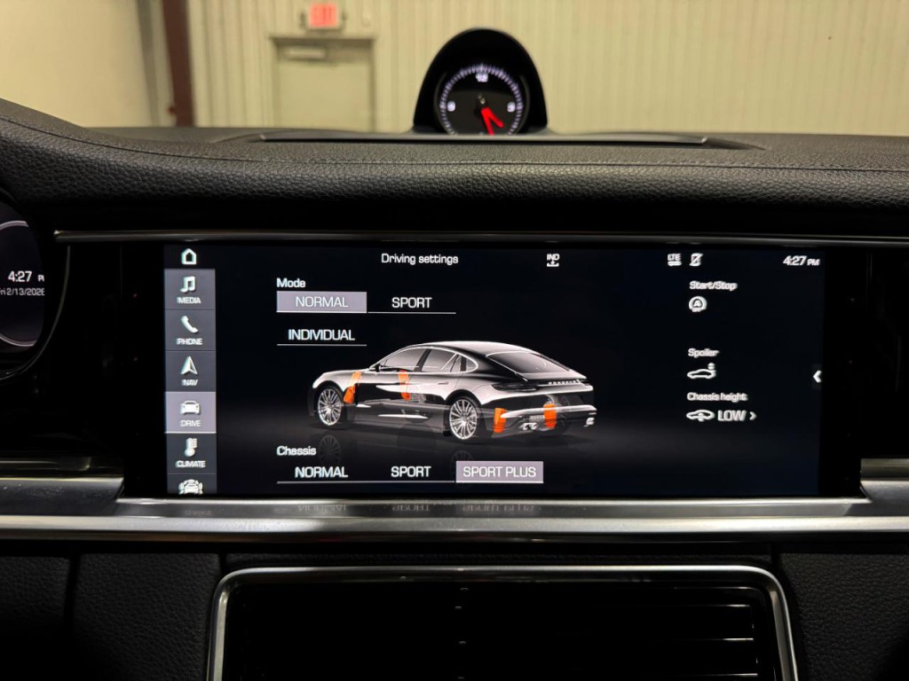 2017 Porsche Panamera Image 46