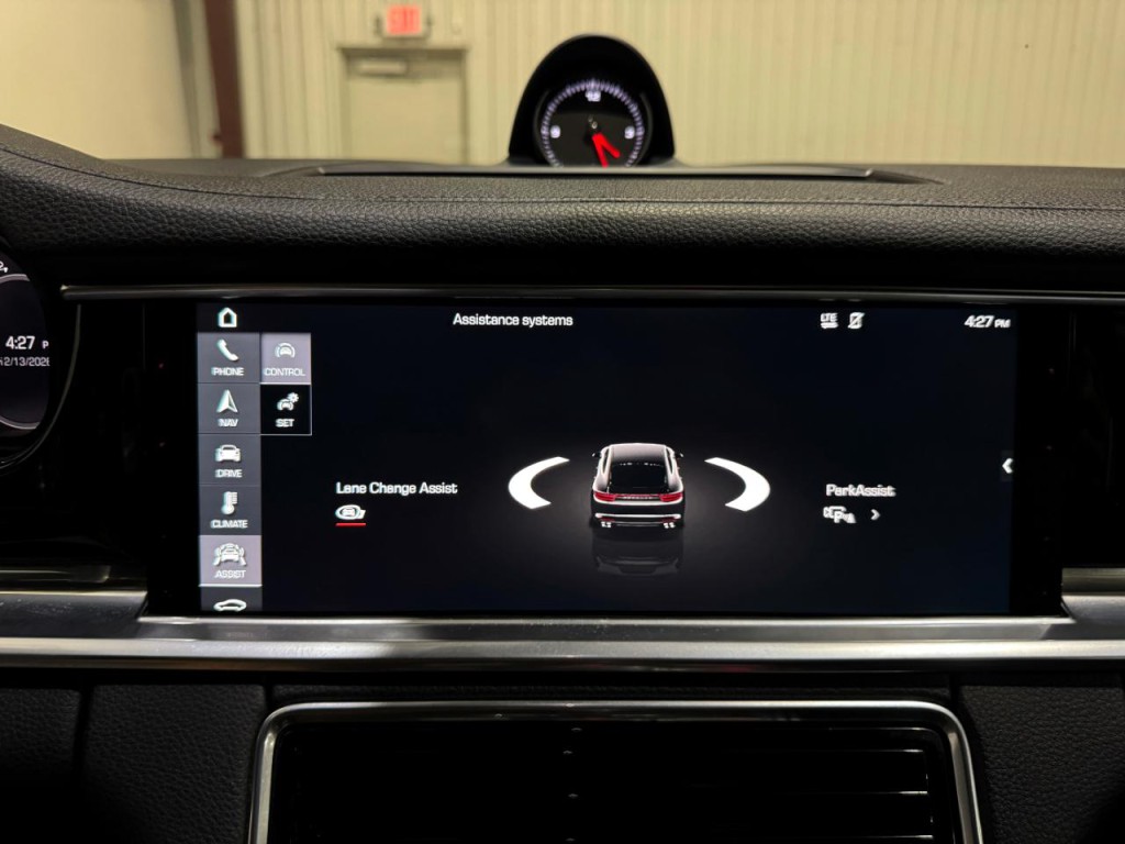 2017 Porsche Panamera Image 48