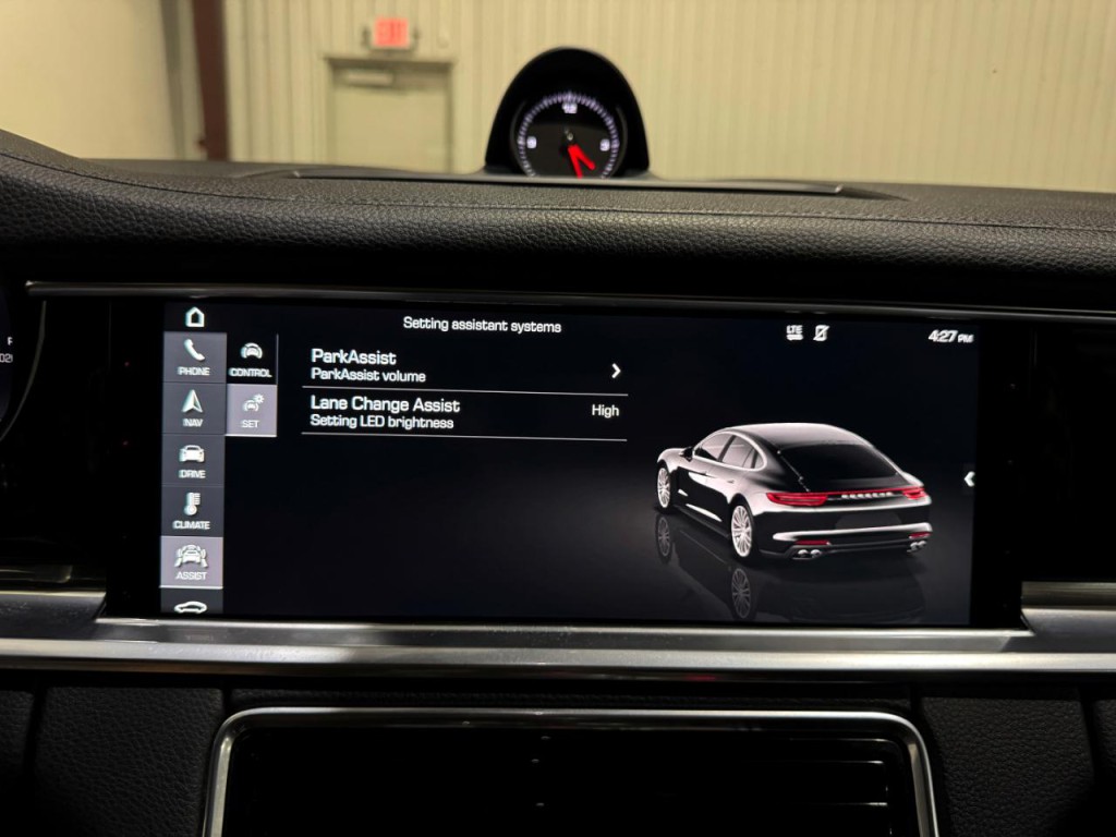 2017 Porsche Panamera Image 49