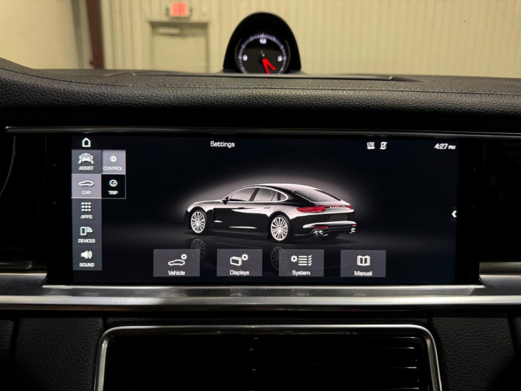 2017 Porsche Panamera Image 50