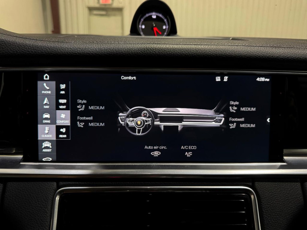 2017 Porsche Panamera Image 55