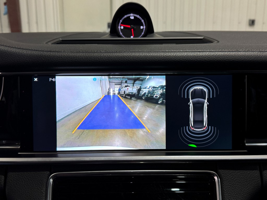 2017 Porsche Panamera Image 57