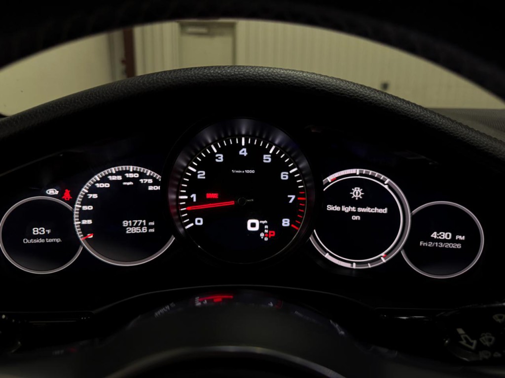 2017 Porsche Panamera Image 60