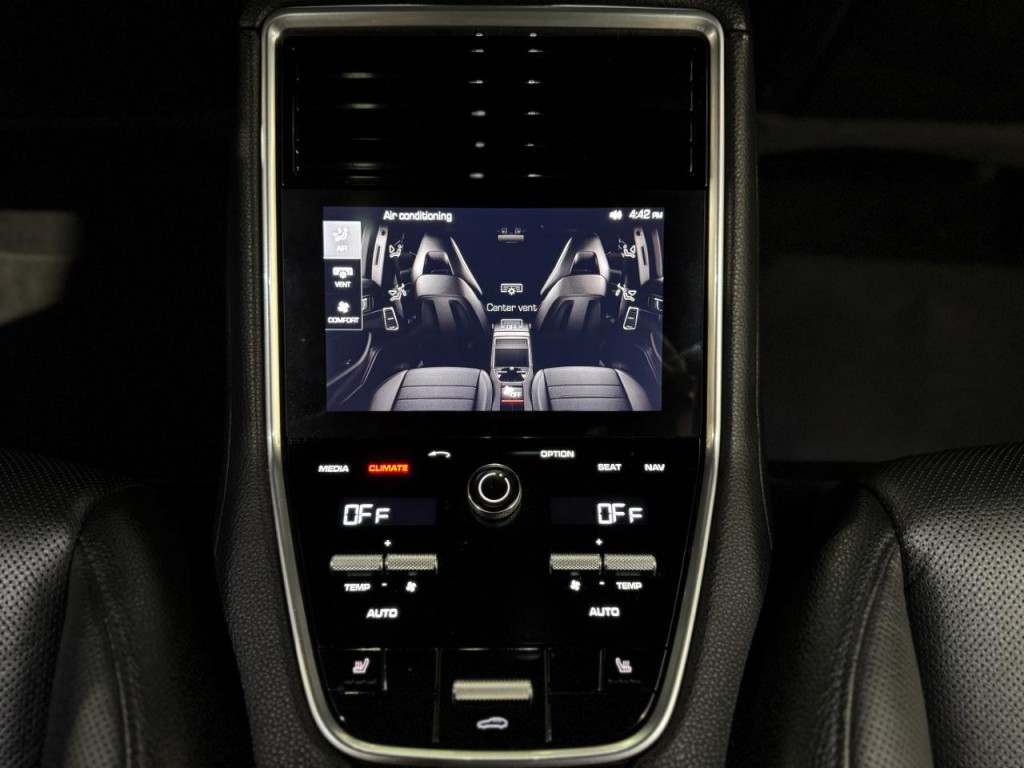 2017 Porsche Panamera Image 71