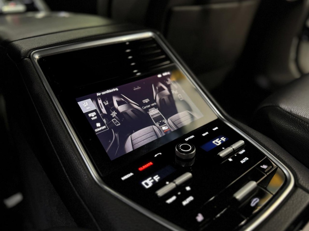 2017 Porsche Panamera Image 72