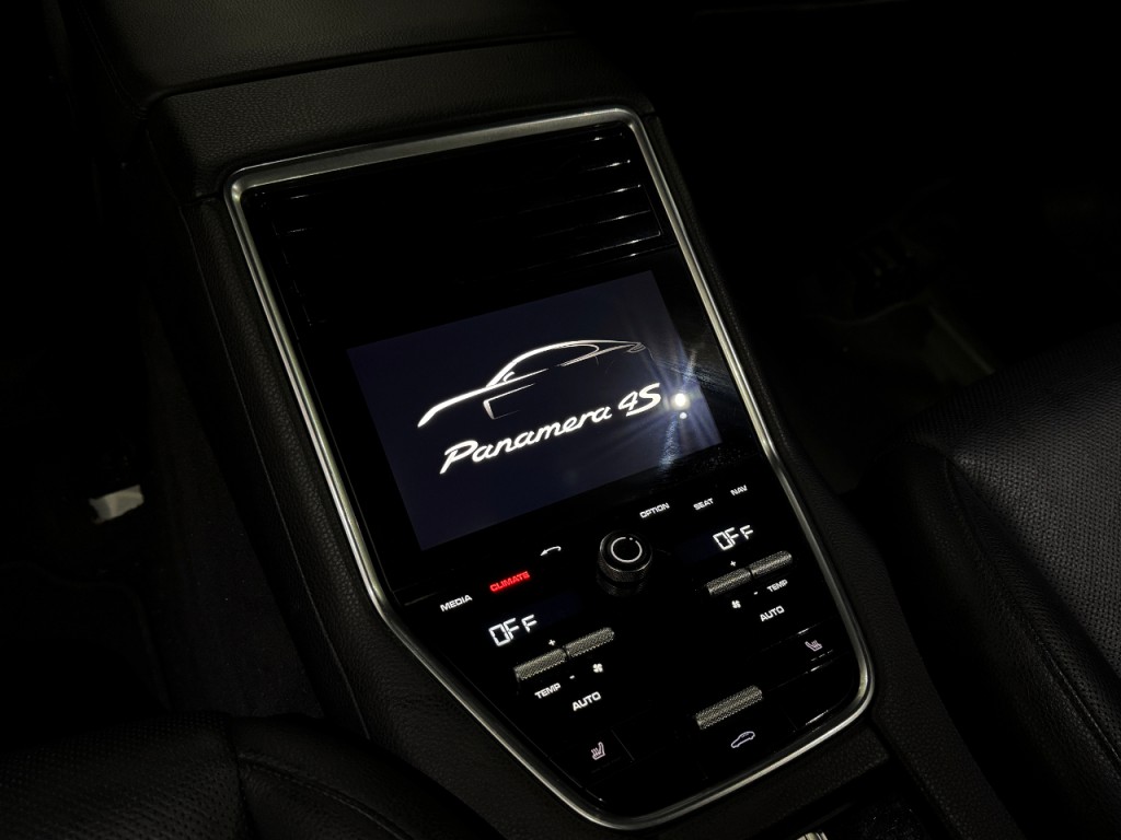 2017 Porsche Panamera Image 73