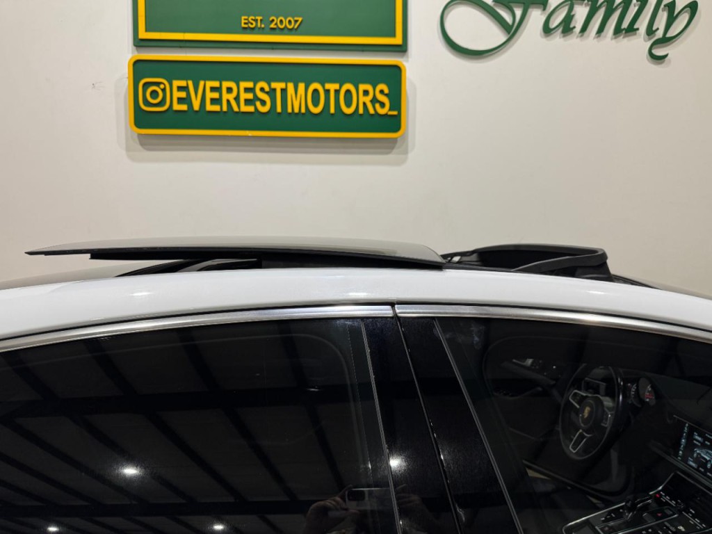 2017 Porsche Panamera Image 76