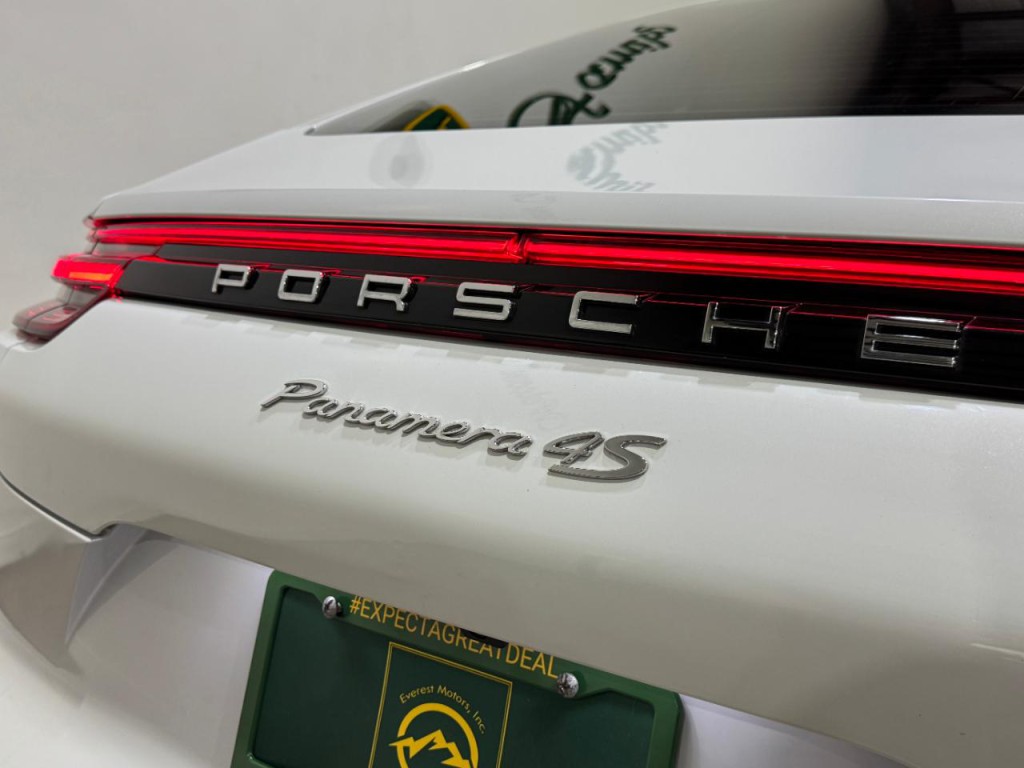 2017 Porsche Panamera Image 80