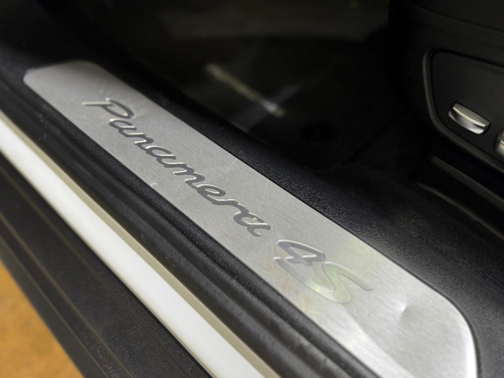 2017 Porsche Panamera Image 83