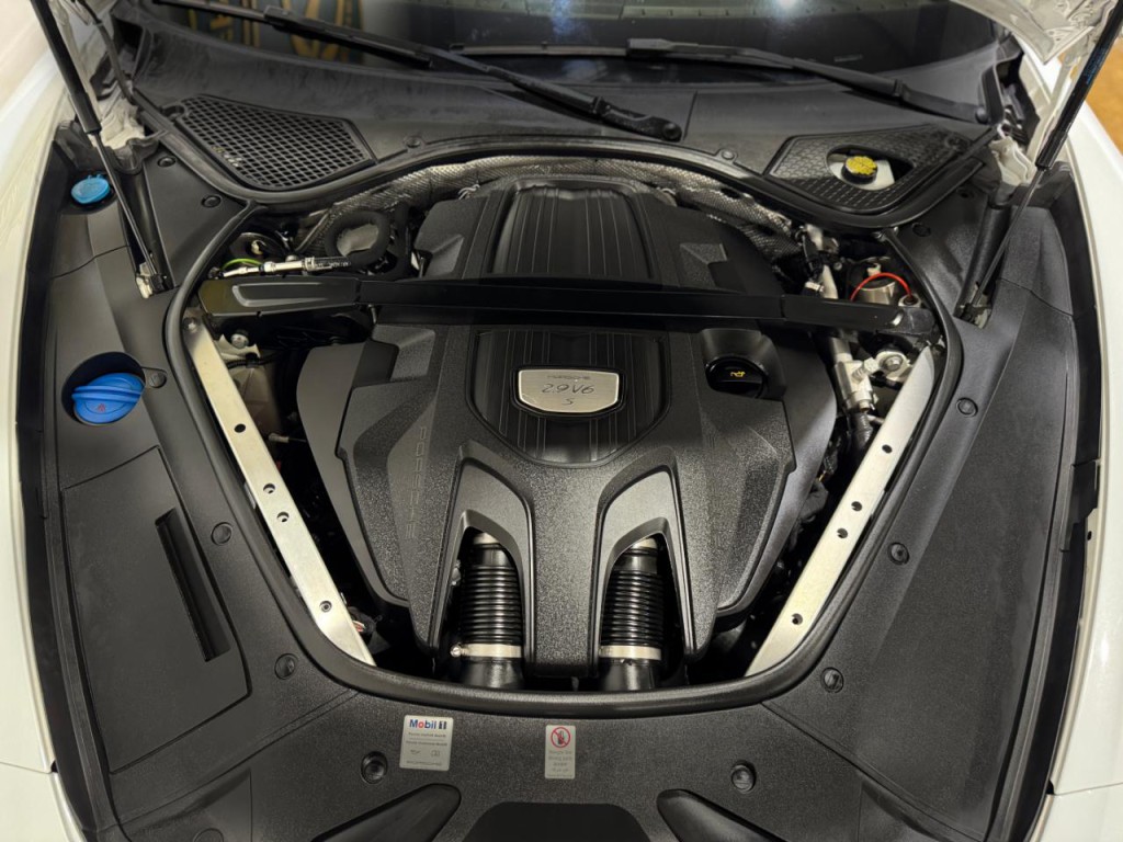 2017 Porsche Panamera Image 84