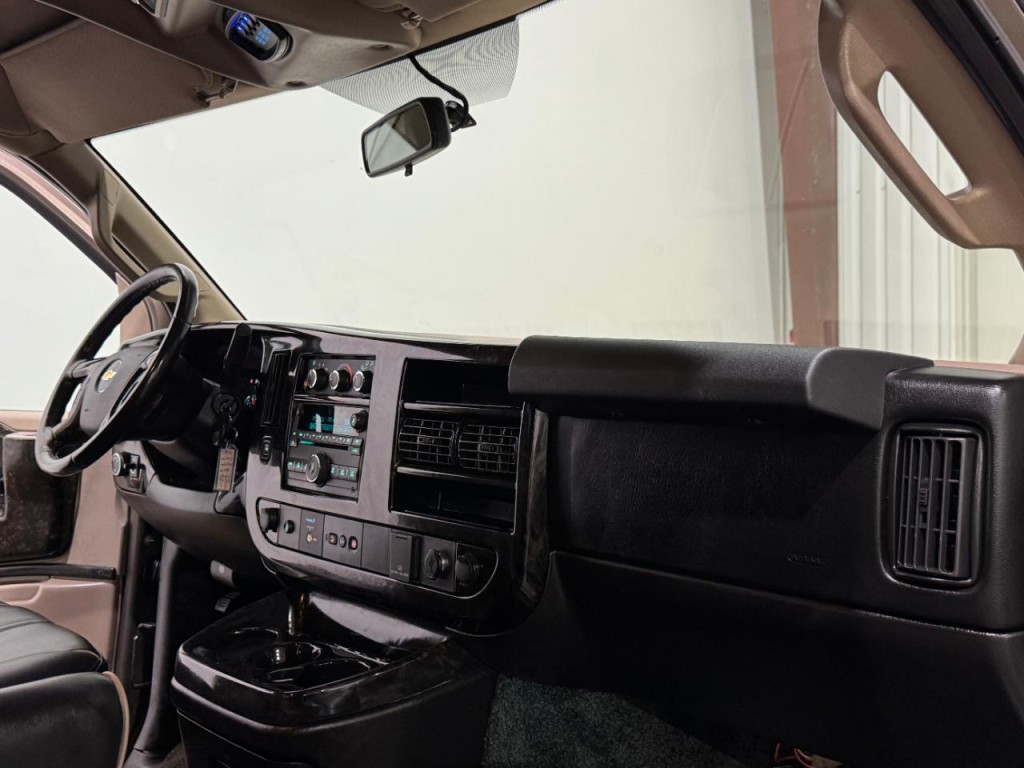 2016 Chevrolet Express Image 10