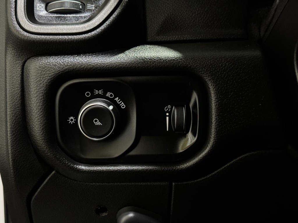 2023 RAM 3500 Image 28