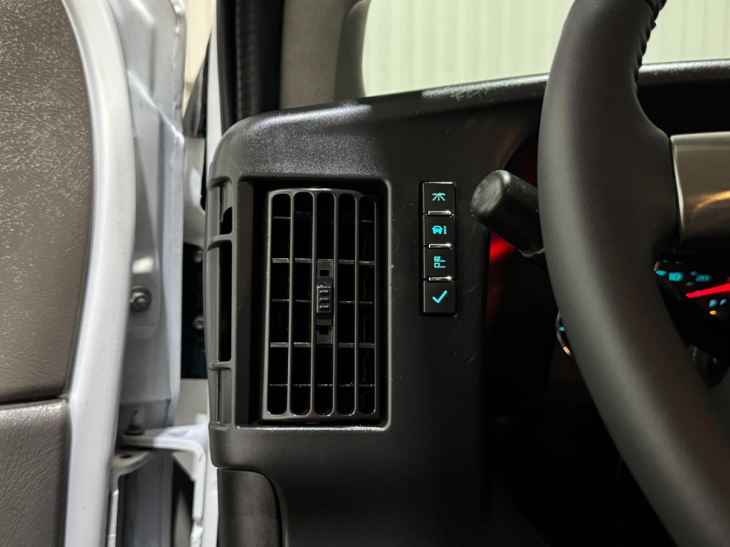 2020 Chevrolet Express Image 21