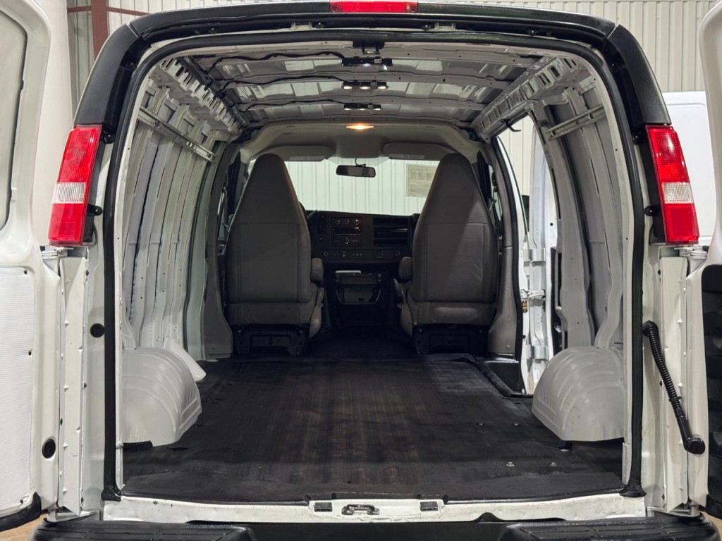 2020 Chevrolet Express Image 30