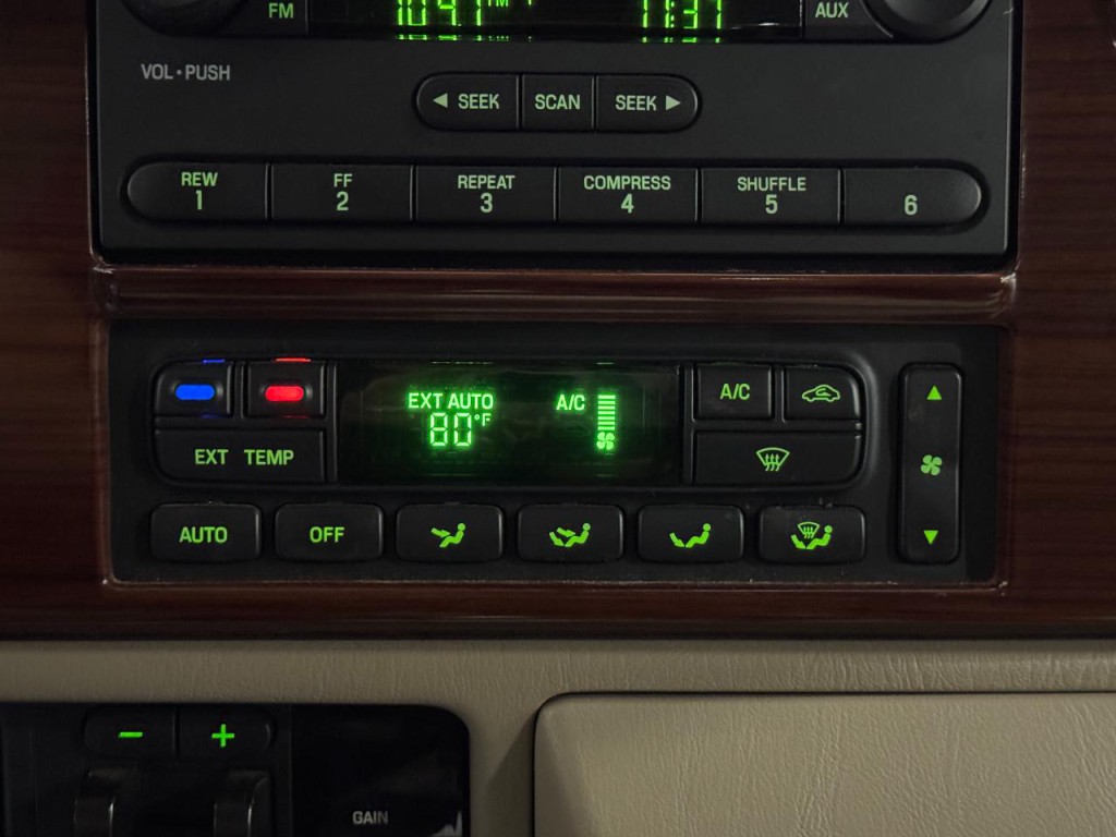 2005 Ford F-350 Image 25