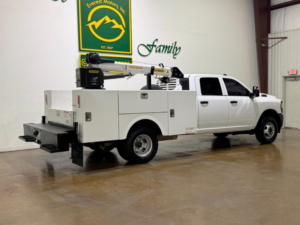 2023 RAM 3500 Image 9