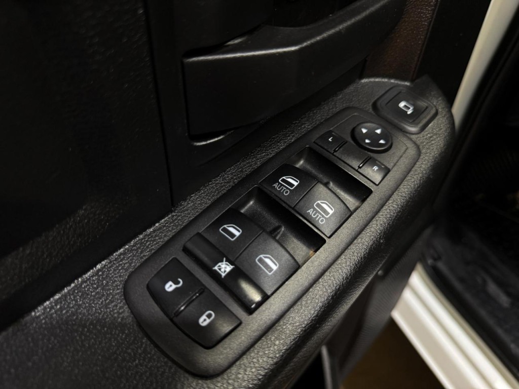 2023 RAM 3500 Image 32