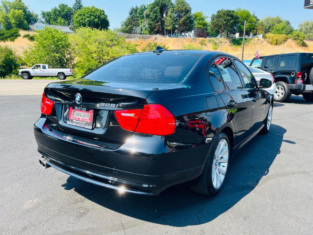 2011 BMW 3 Series Image 7