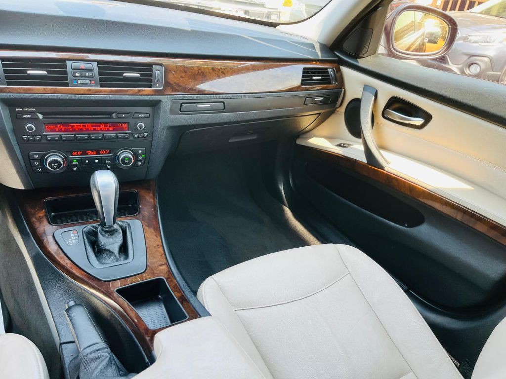 2011 BMW 3 Series Image 21