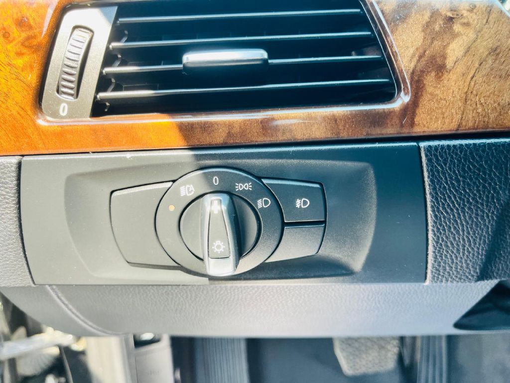 2011 BMW 3 Series Image 23