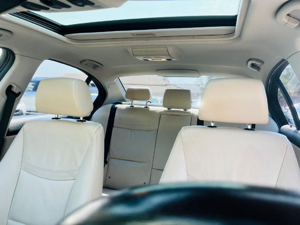 2011 BMW 3 Series Image 27