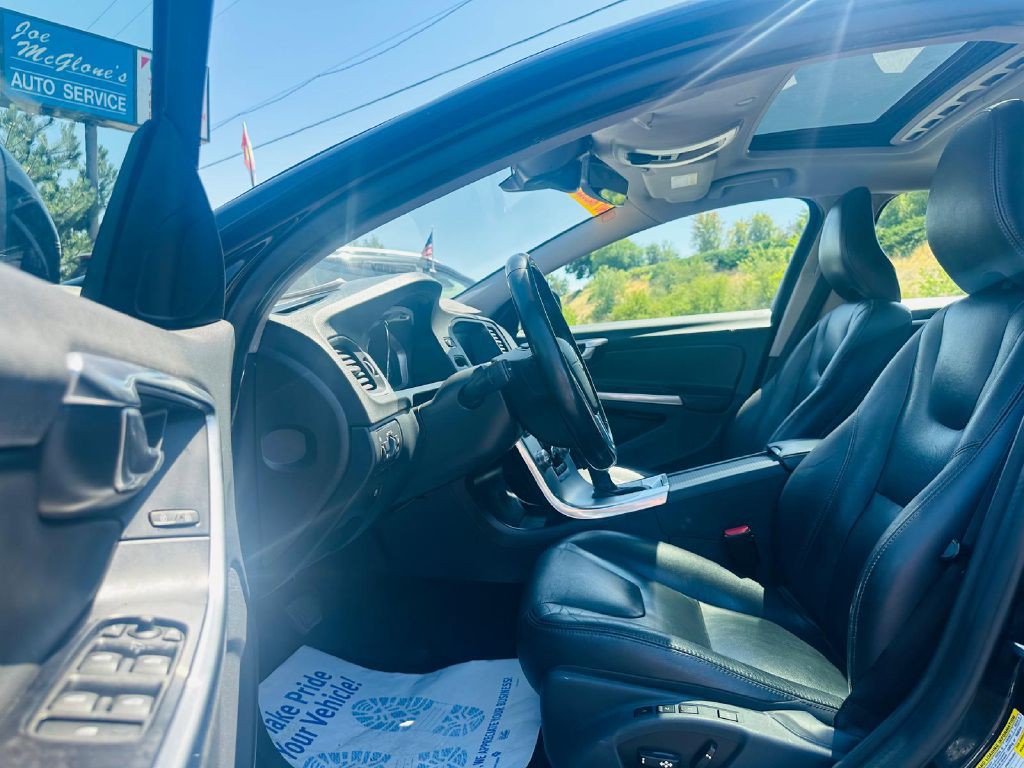 2017 Volvo V60 Image 12