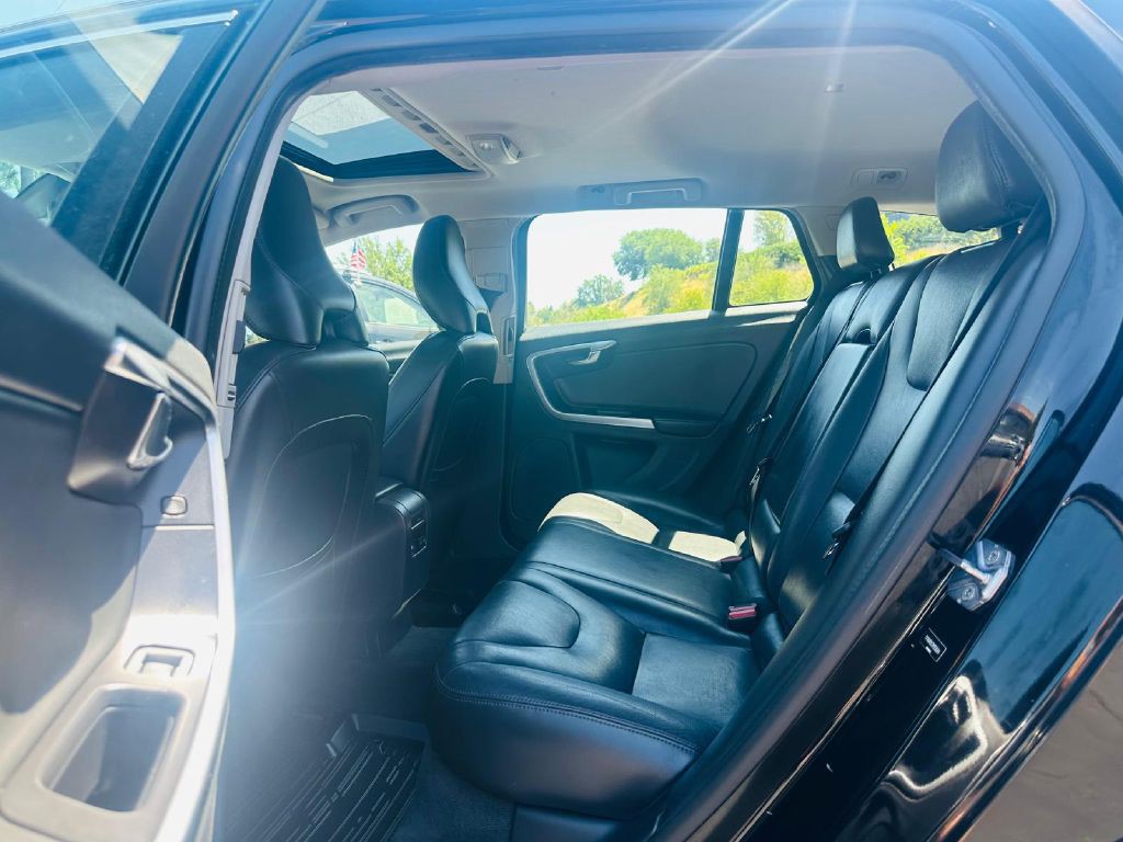 2017 Volvo V60 Image 13