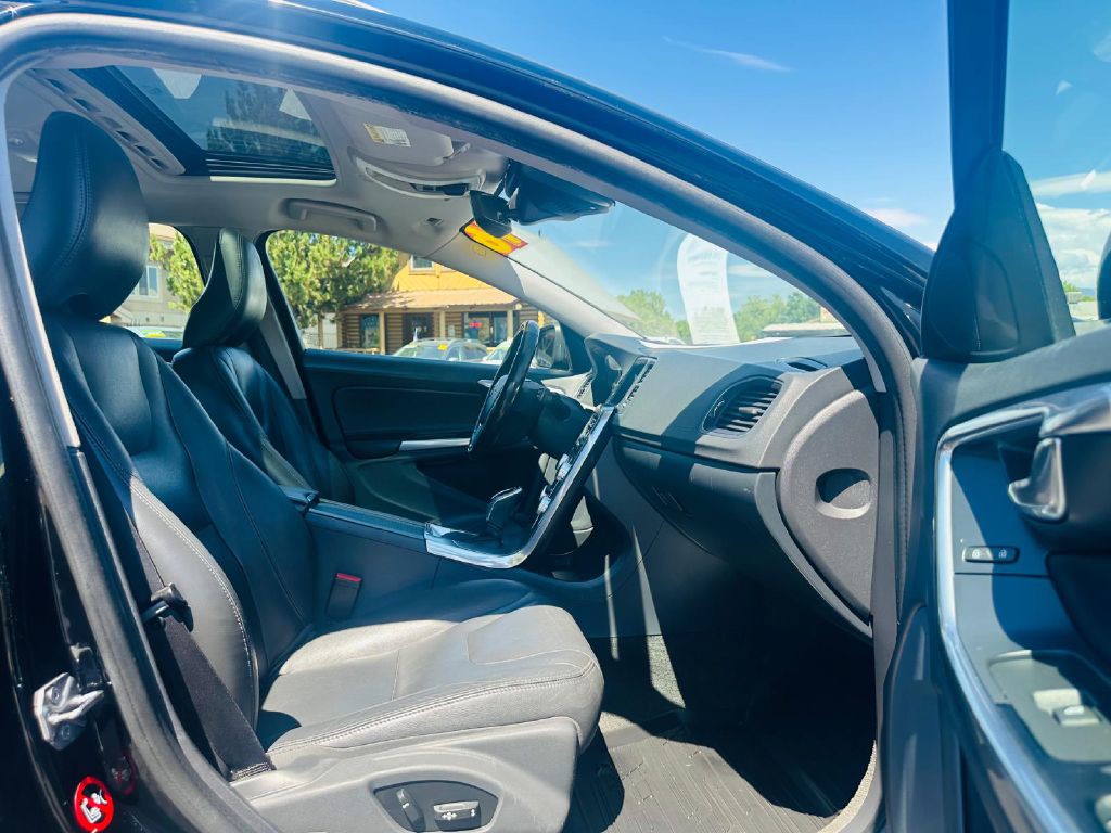 2017 Volvo V60 Image 14