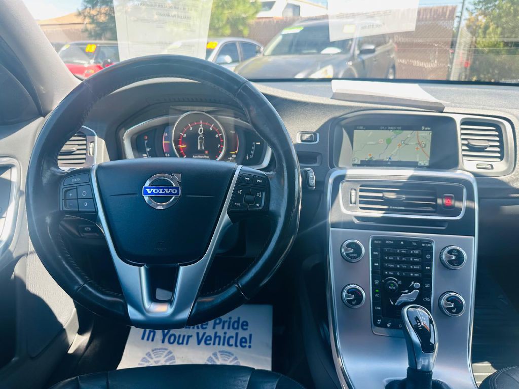 2017 Volvo V60 Image 17