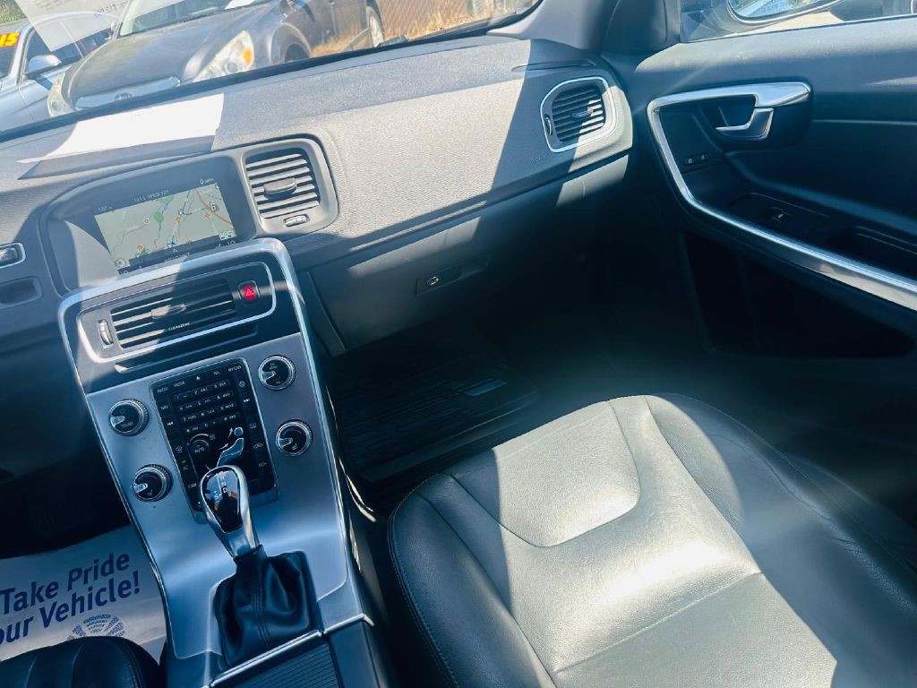 2017 Volvo V60 Image 21