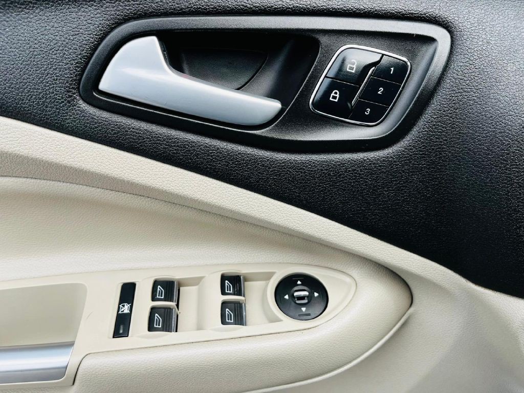 2015 Ford Escape Image 28